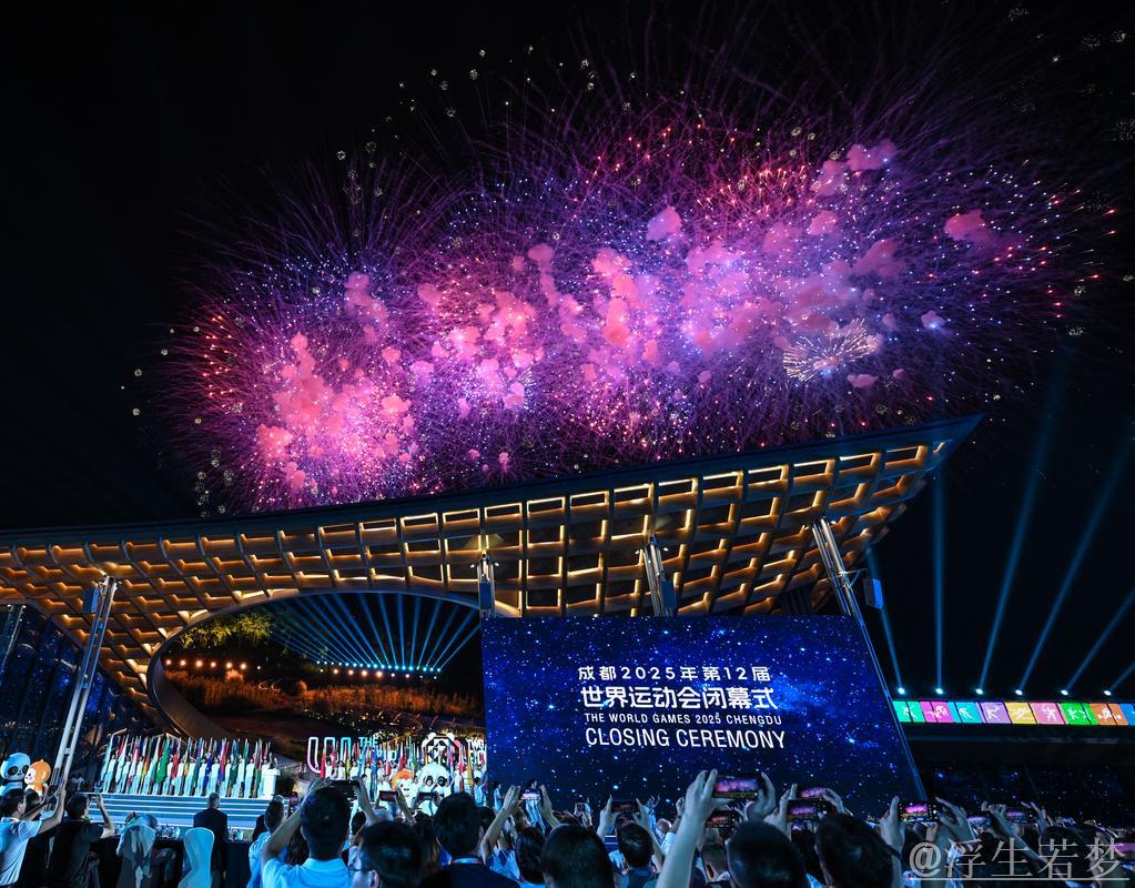 “巨型红车”抵达成都 世界运动会即将启幕 “巨型红车”抵达成都 世界运动会即将启幕