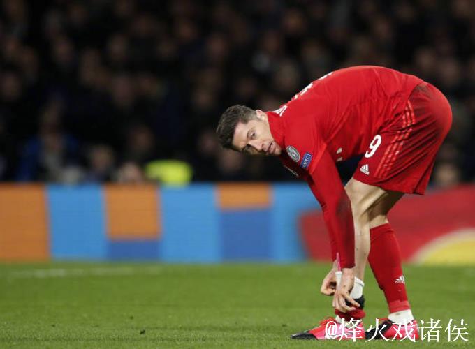 拜仁官方:莱万左膝胫骨骨裂,预计缺阵四周比赛 拜仁官方:莱万左膝胫骨骨裂,预计缺阵四周比赛