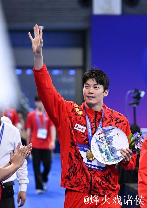 汪顺代表浙江队摘得十五运会男子200米个人混合泳金牌