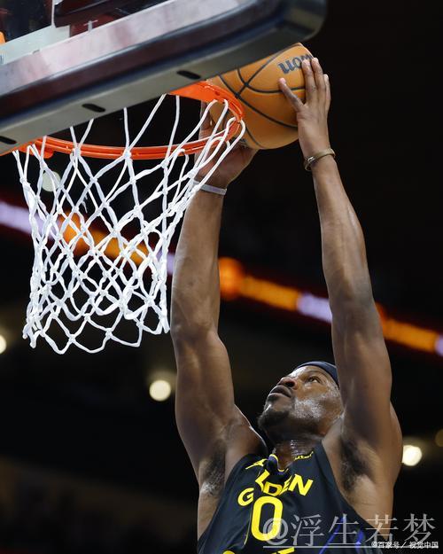 肯里奇快攻上篮得手 华莱士助攻精彩传球